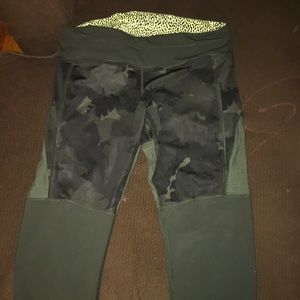 Lululemon camo Capri leggings
